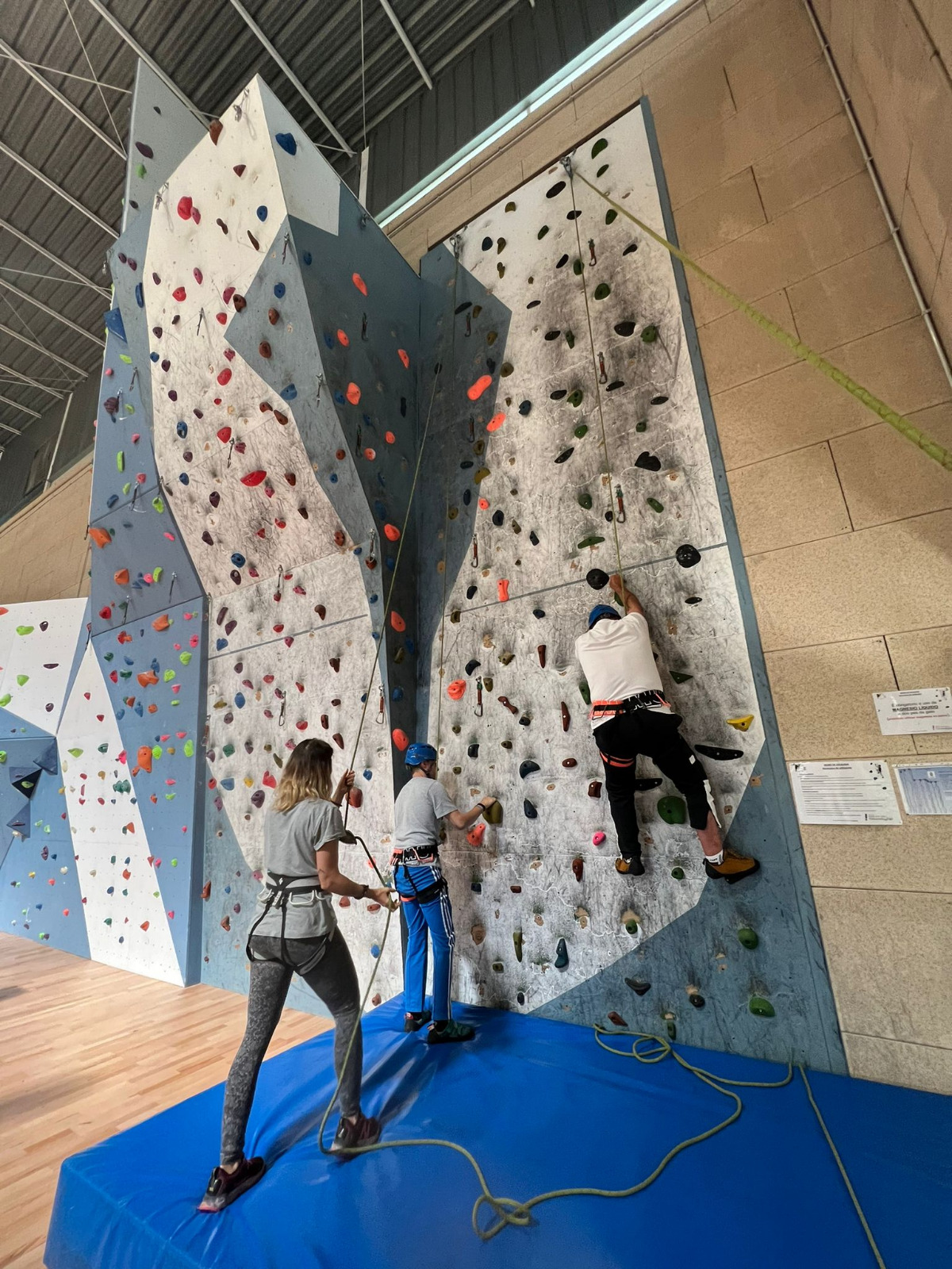 Taller de escalada adaptada para personas con daño cerebral en ALENTO Vigo